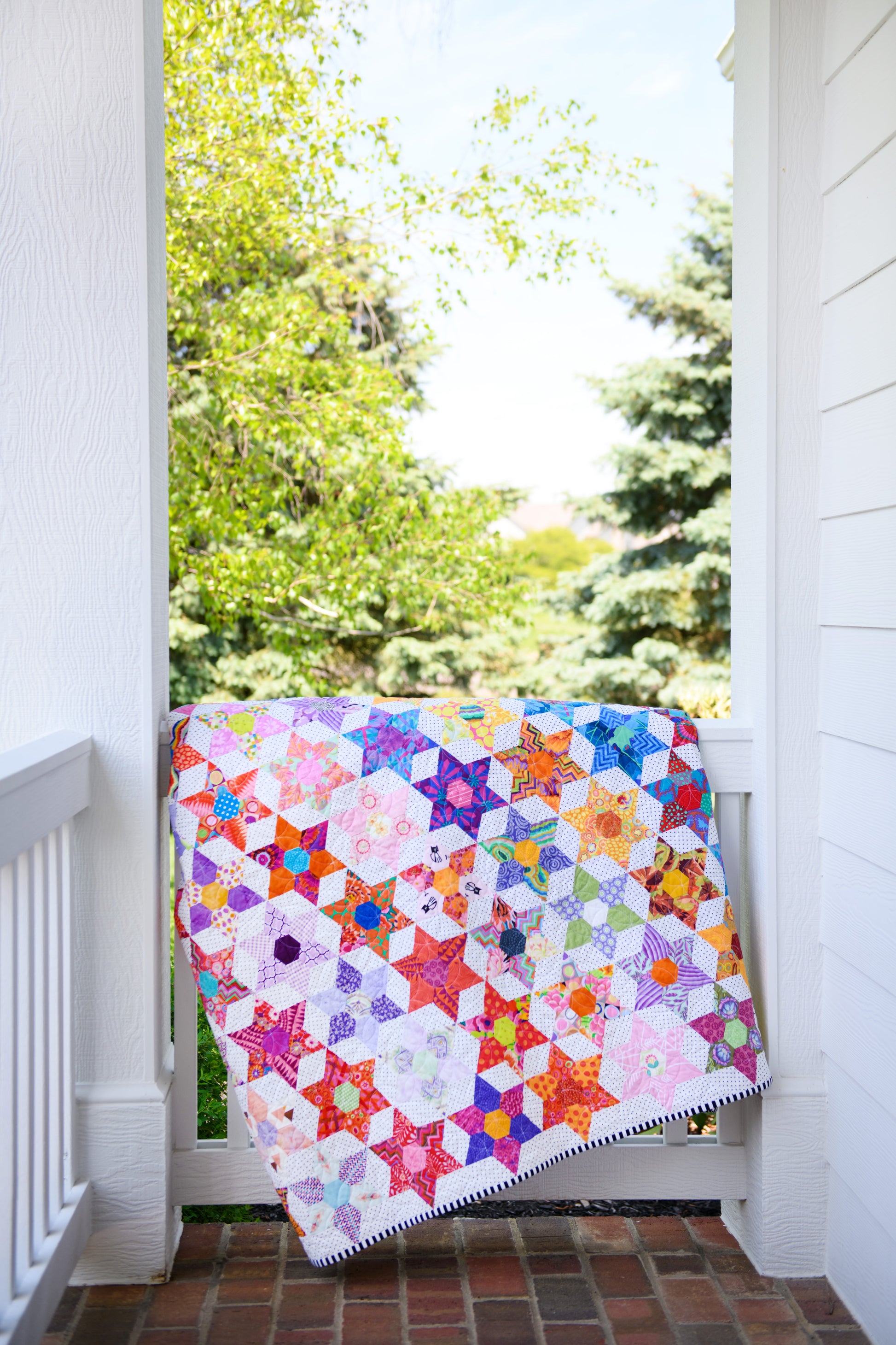 Daisy Chain quilt made with English Paper Piecing Made Easy templates outdoor photo